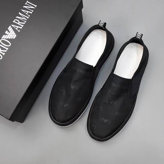 Armani 阿玛尼 。透气小布鞋，鞋面采用舒适透气布料，橡胶大底。男款38-44。